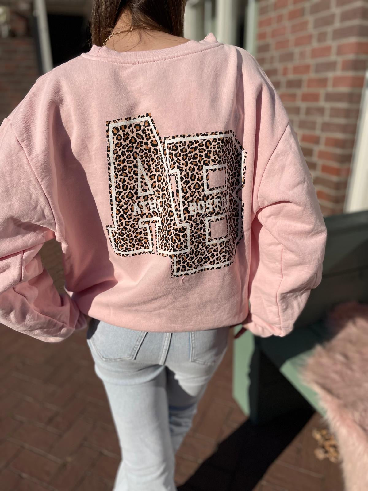 Peach sweater met panterprint embleem