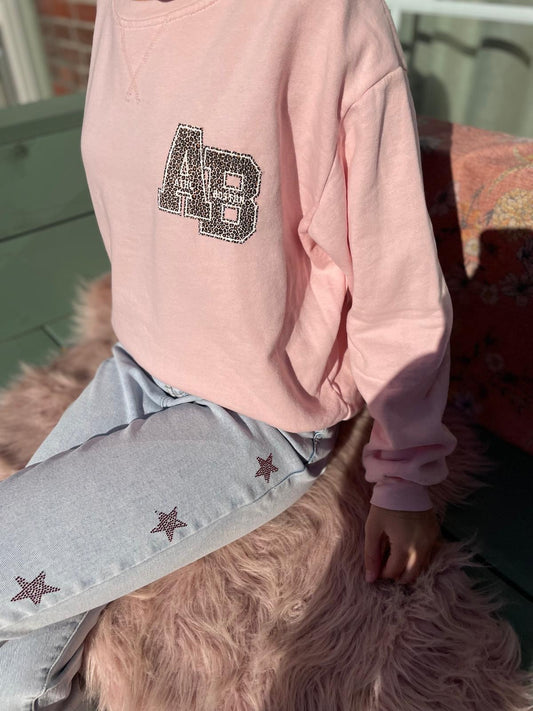 Peach sweater met panterprint embleem
