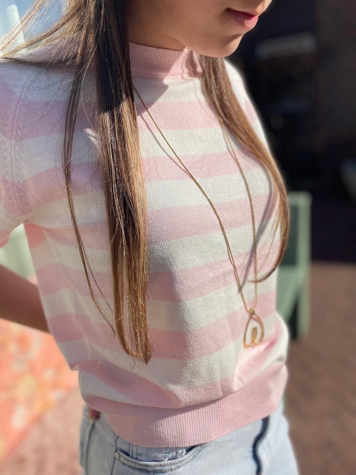 Rose met witte gestreepte shirt